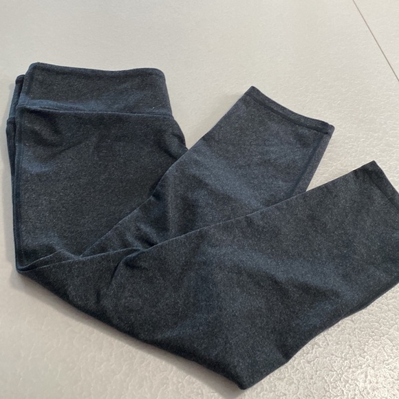 ARITZIA TNAction mid waist cropped leggings charcoal grey Sz L - Picture 8 of 11